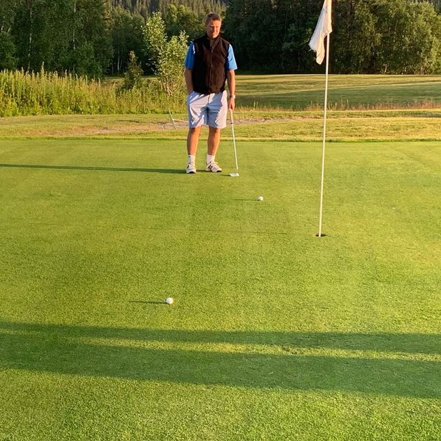 Mann med en golfkølle