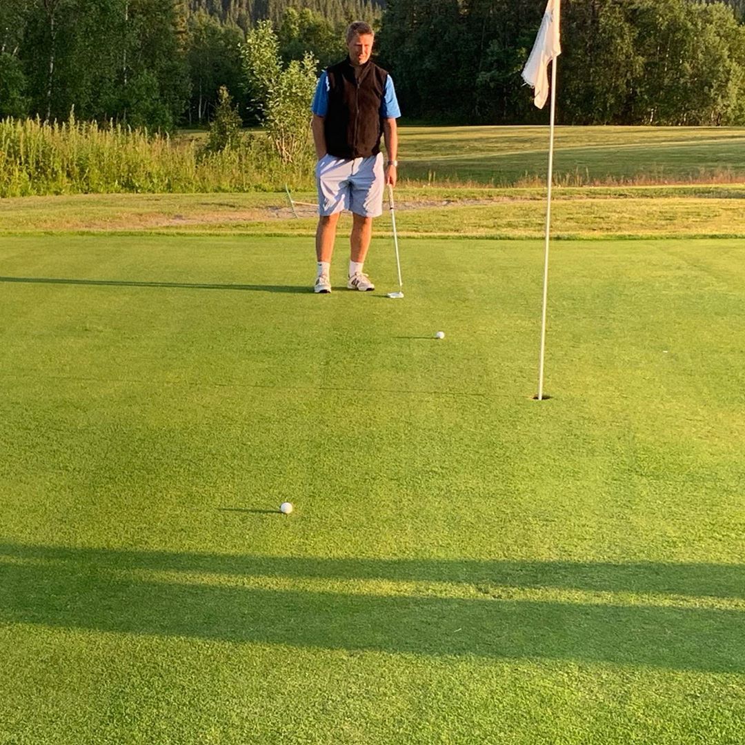 Mann med en golfkølle