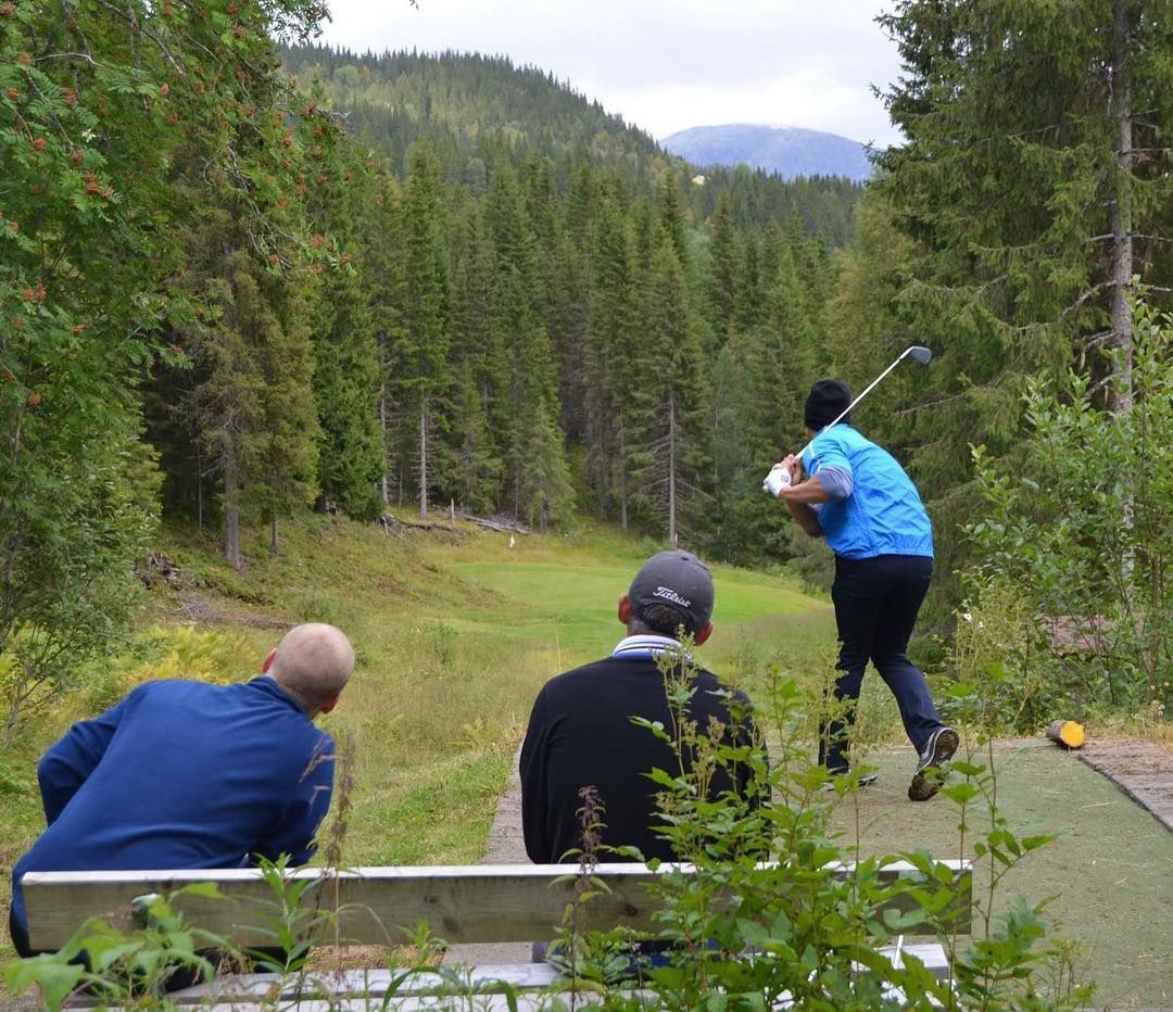 Mann spiller golf